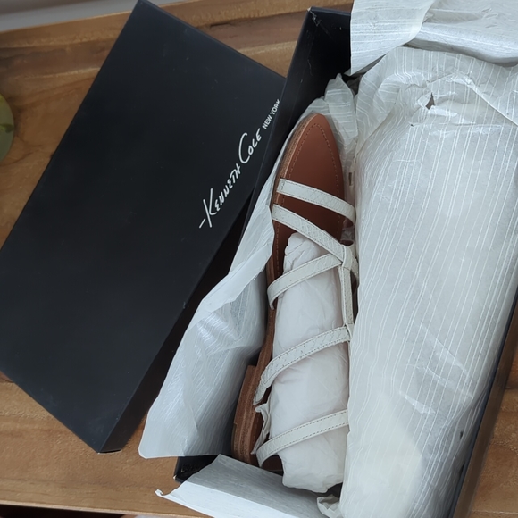 🆕🌿KENNETH COLE NEW YORK GLADIATOR SANDALS🌿 - Picture 3 of 10